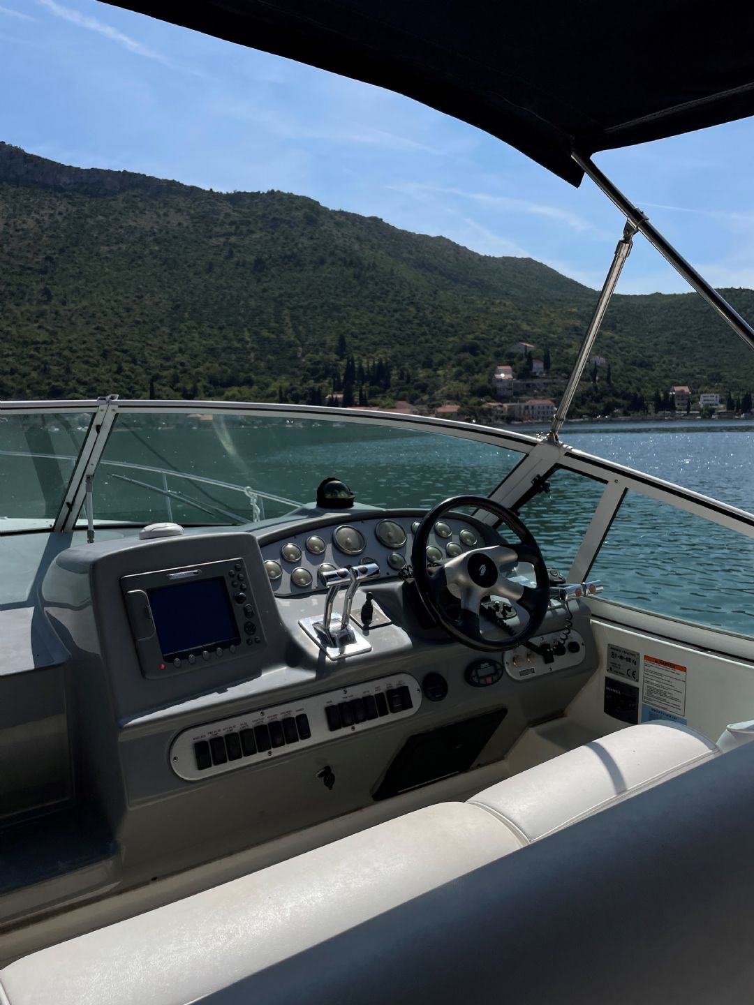 Cruisers Yachts 320 Express - 2005
