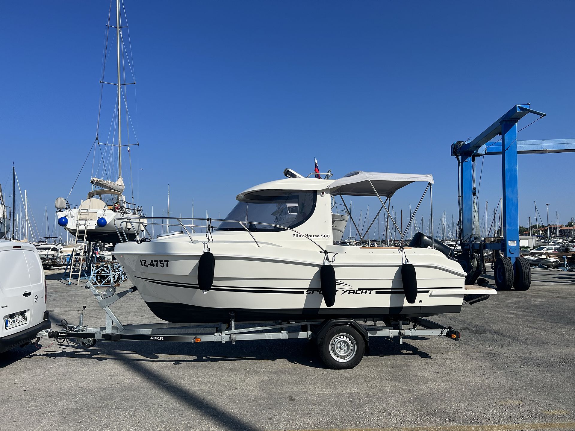 sport yacht pilothouse 535