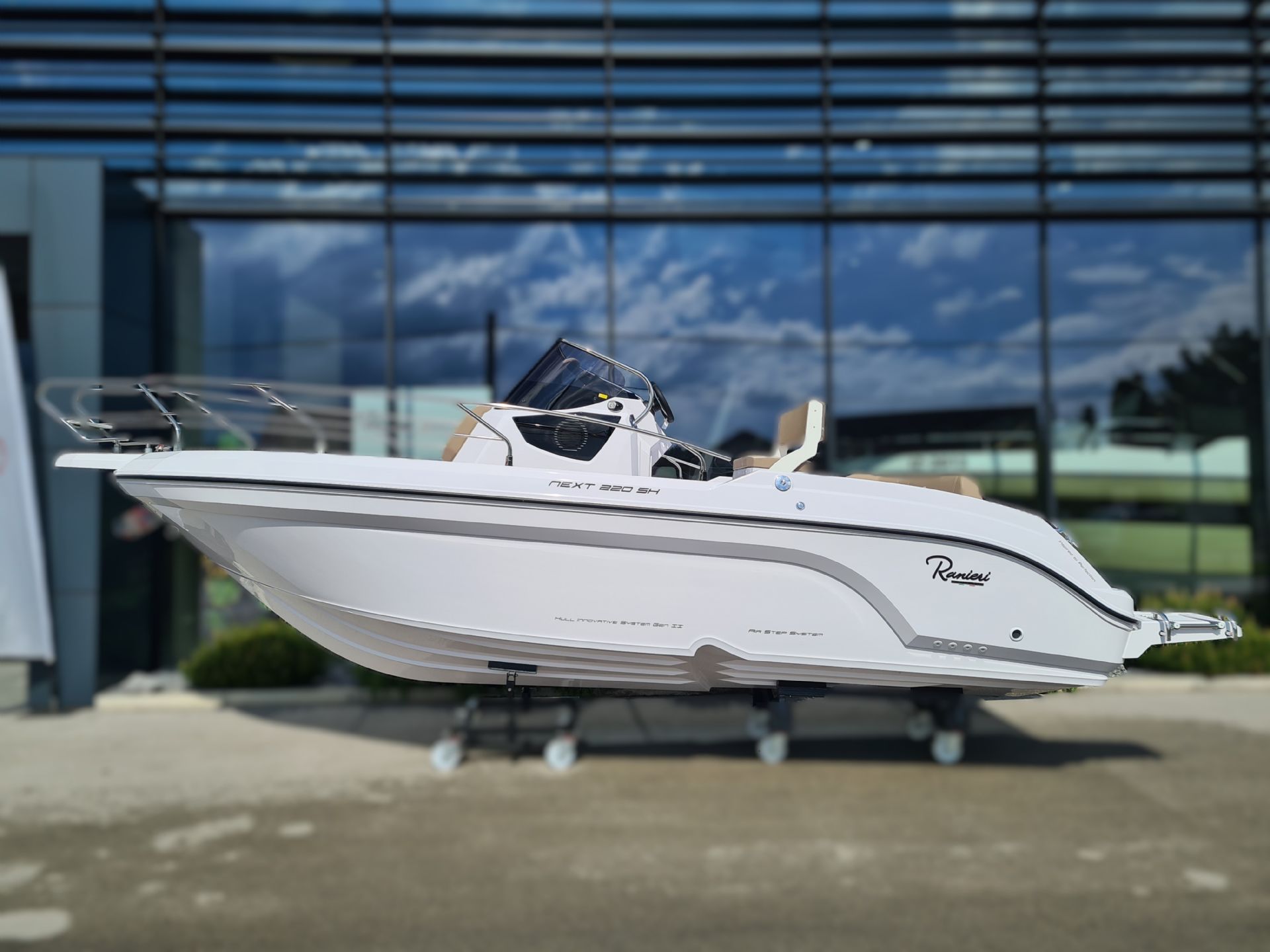 Ranieri International NEXT 220SH ODPRODAJA RAZSTAVLJENEGA MODELA- UGODNO - 2024