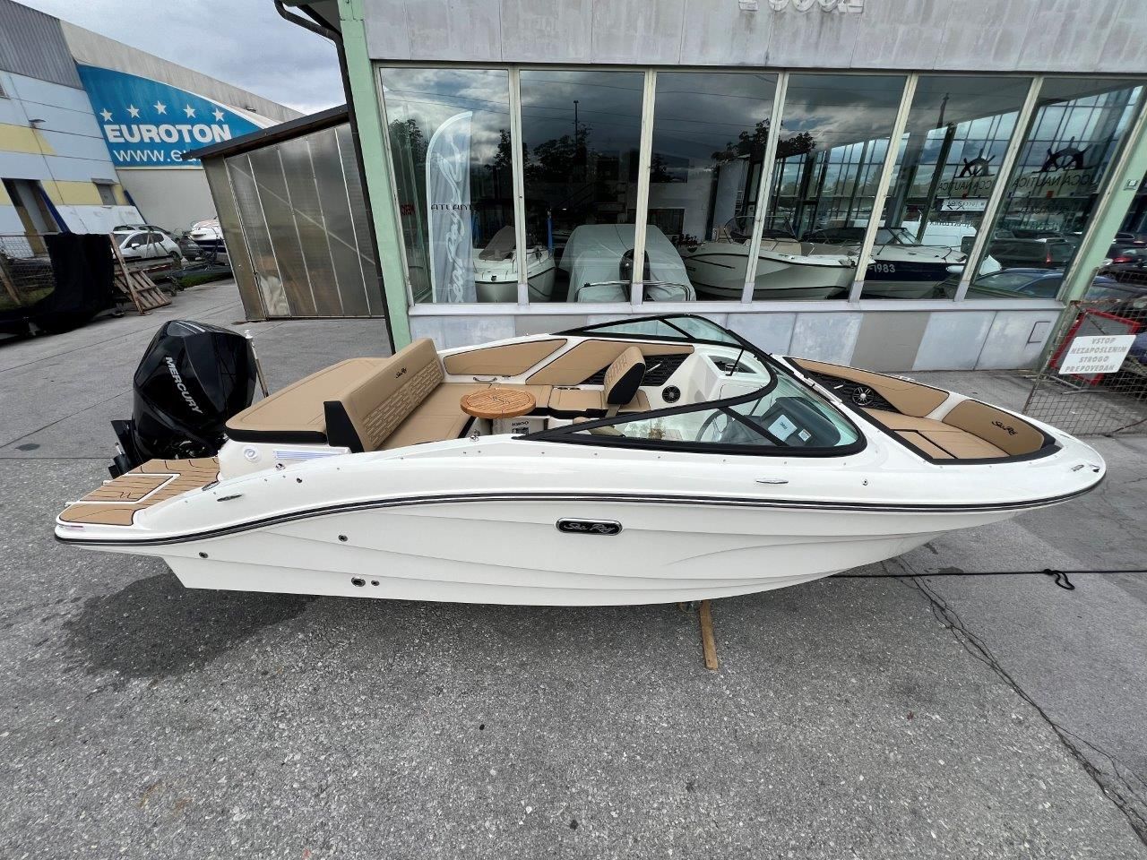 Sea Ray 210 SPOE + Mercury F200 V6 - NOVI MODEL - 2025