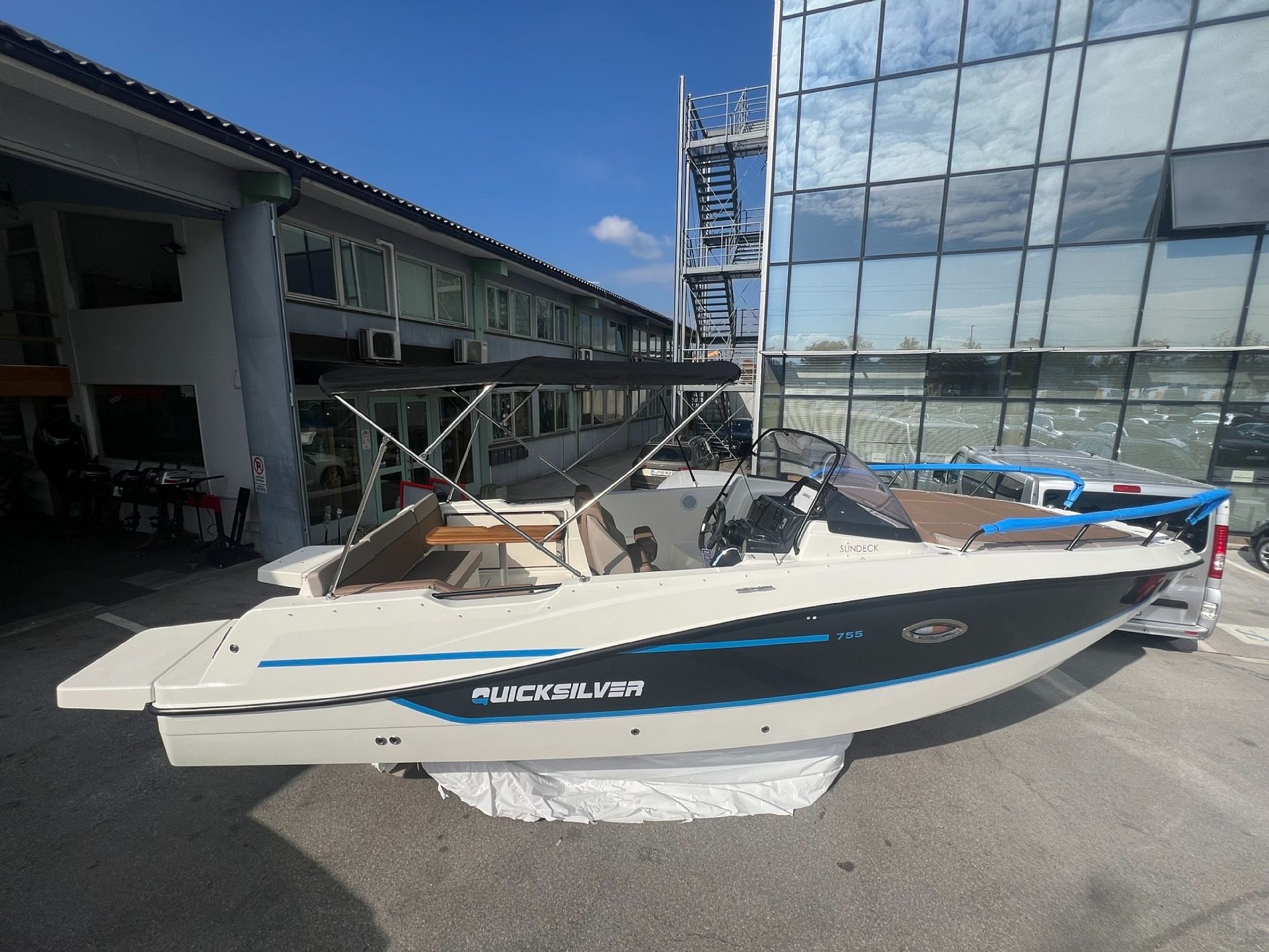Quicksilver 755 Sundeck + Mercury F300 - ZALOGA - 2025