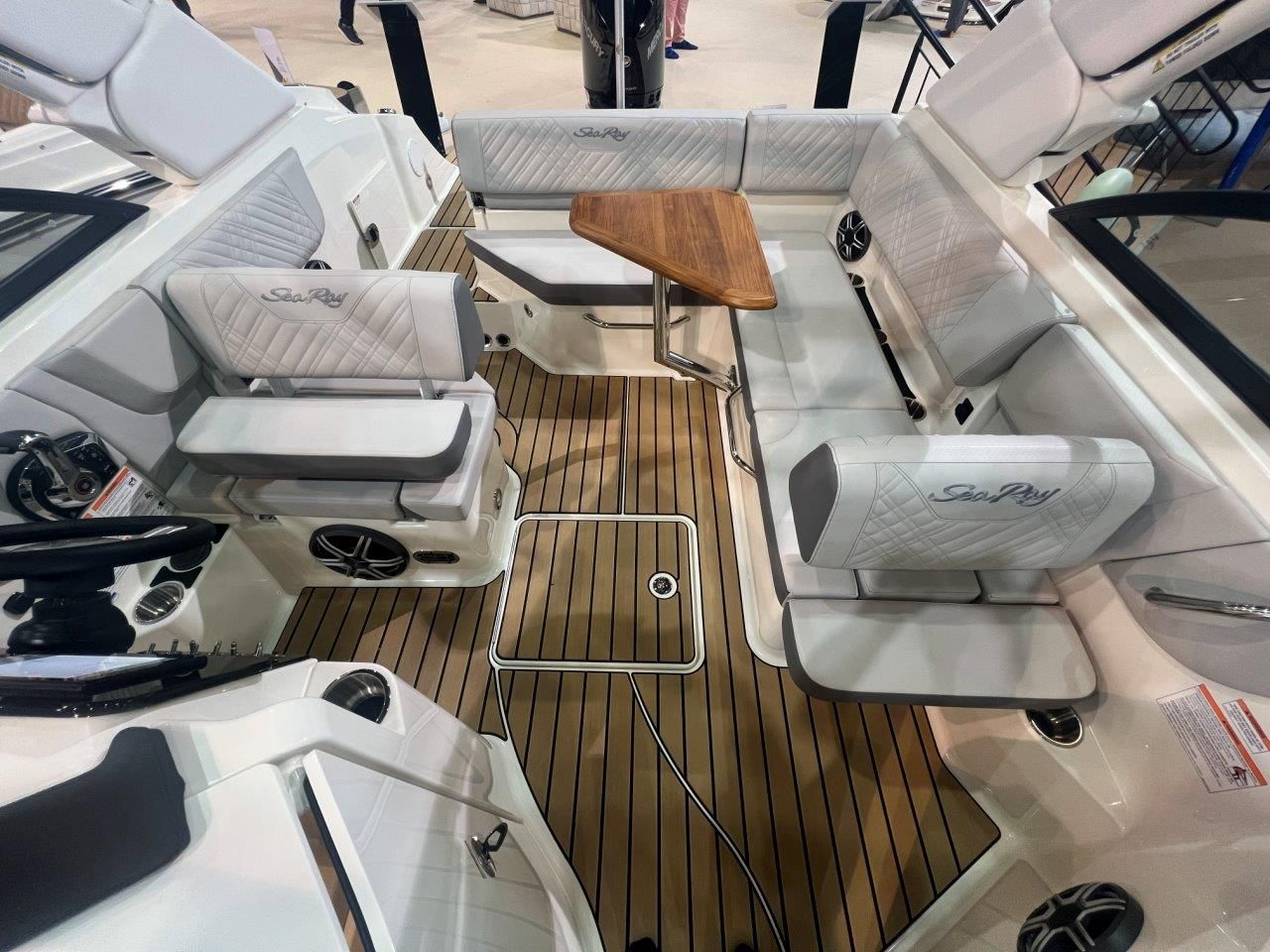 Sea Ray 230 SDX - NOVI MODEL - 2026