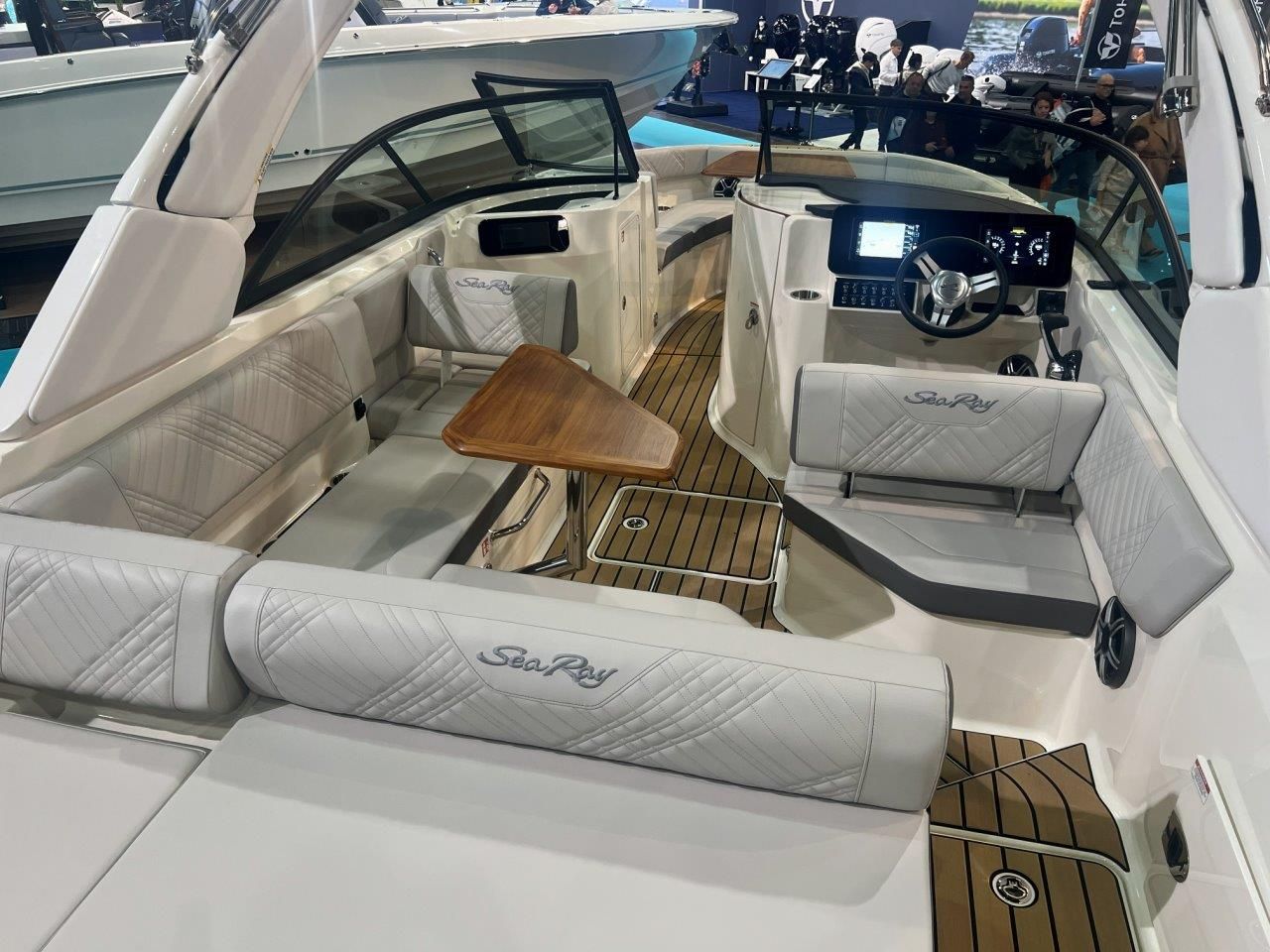 Sea Ray 230 SDX - NOVI MODEL - 2026