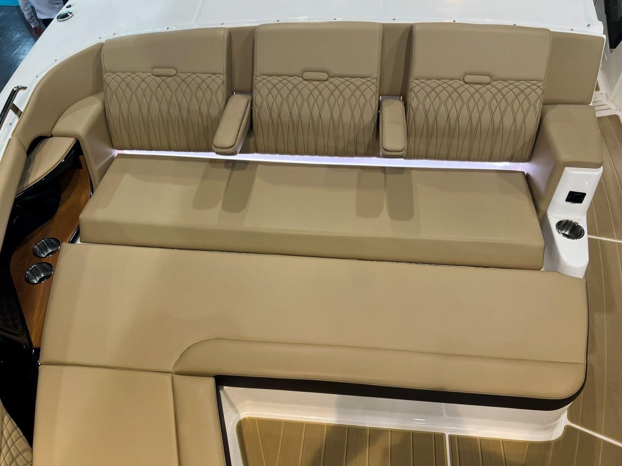 Sea Ray 370 Sundancer - HITRA DOBAVA - 2025