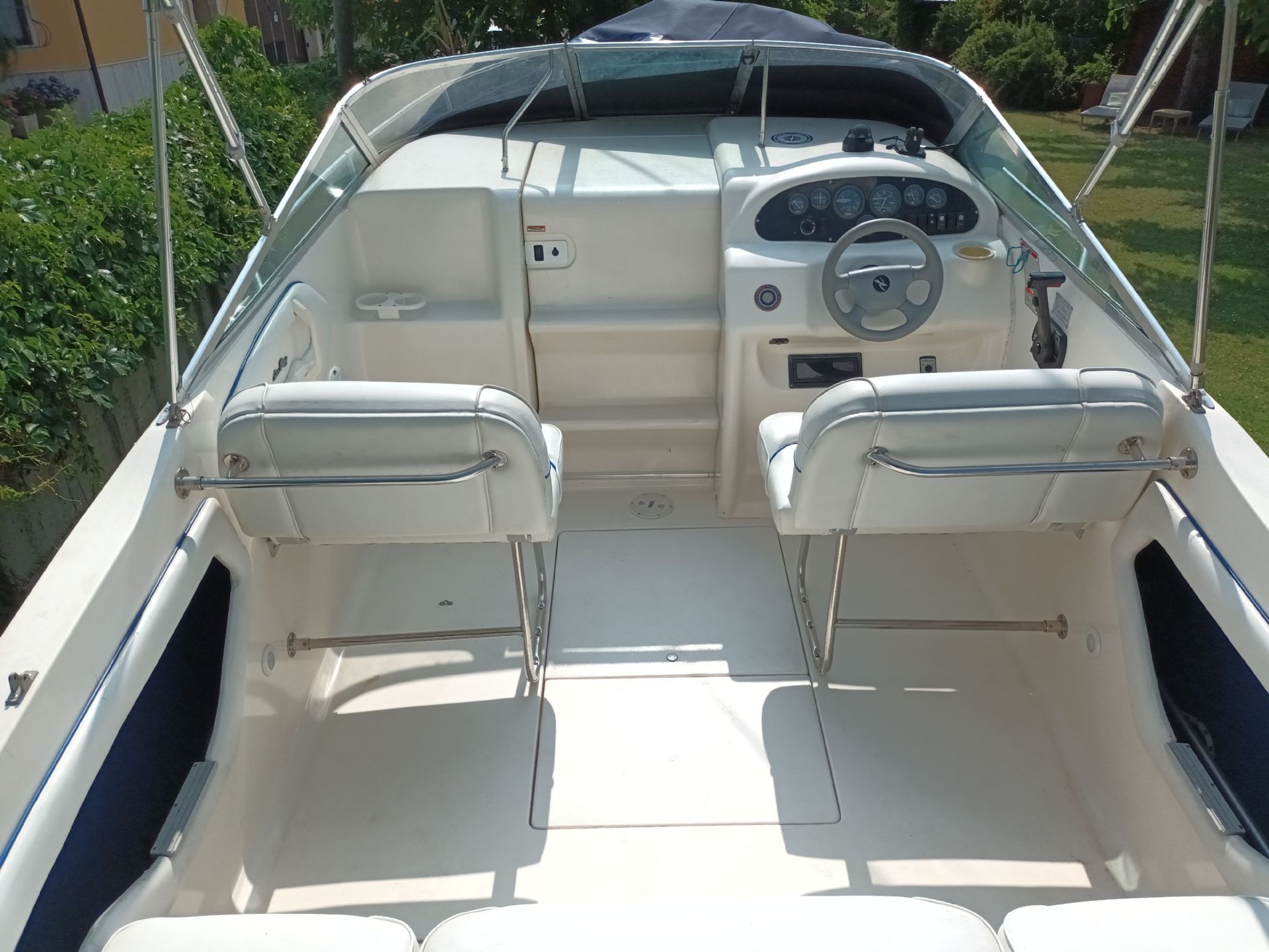 Sea Ray 215 express cruiser - 1997