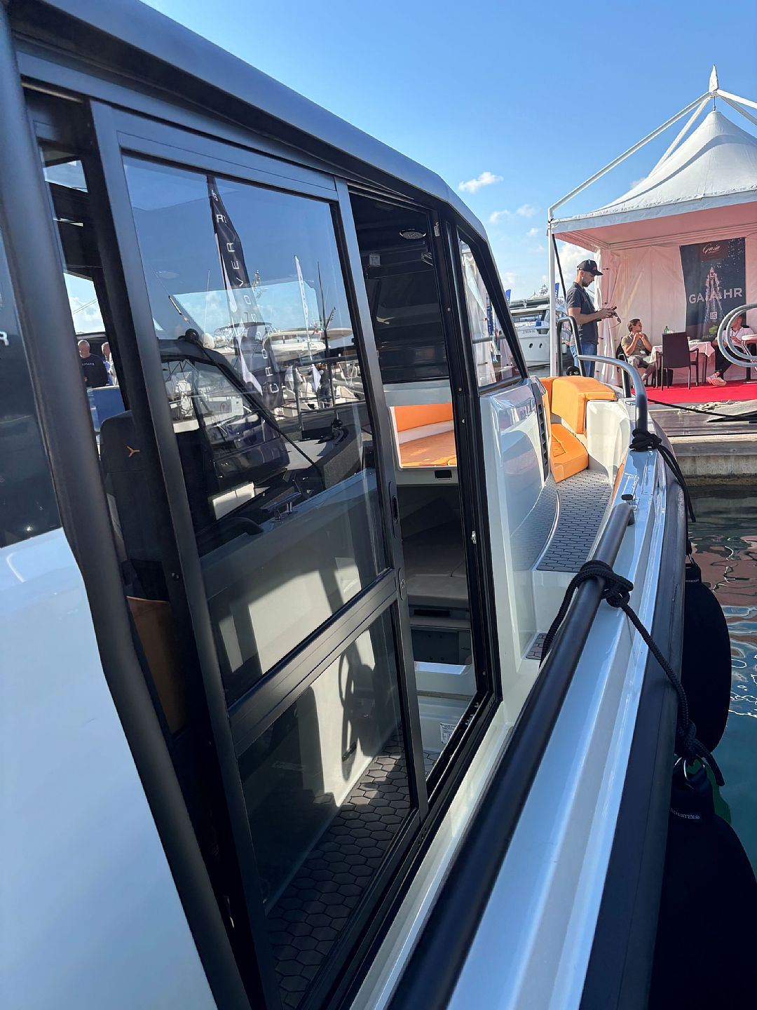 XO BOATS DFNDR 9 Z QUICK STABILIZATORJEM - 2024