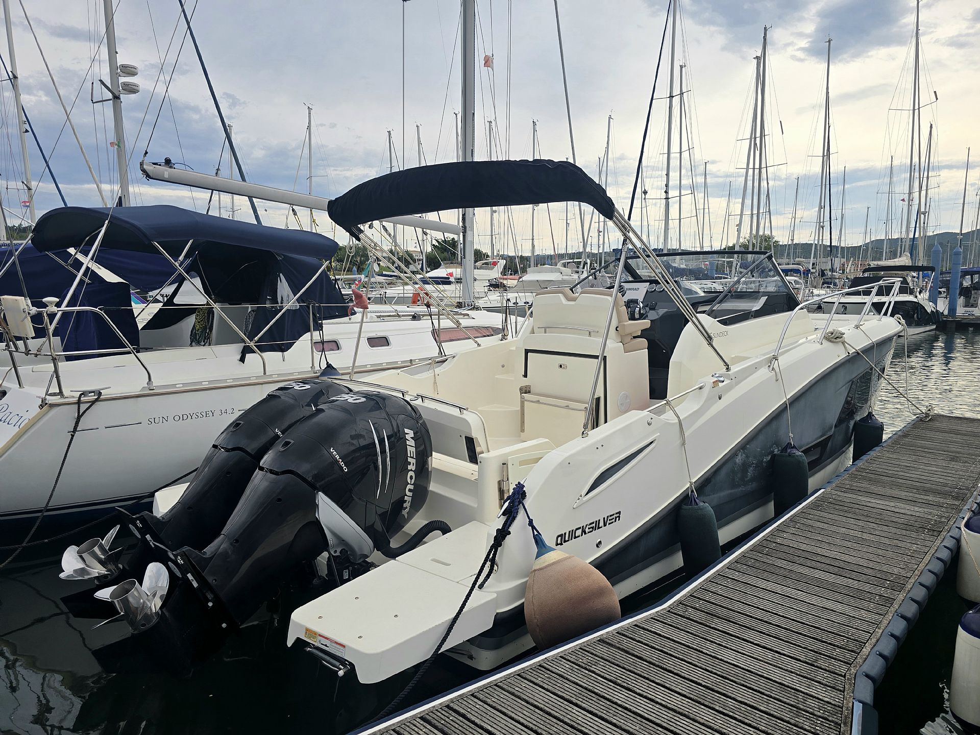 Quicksilver Activ 875 Sundeck - 2018
