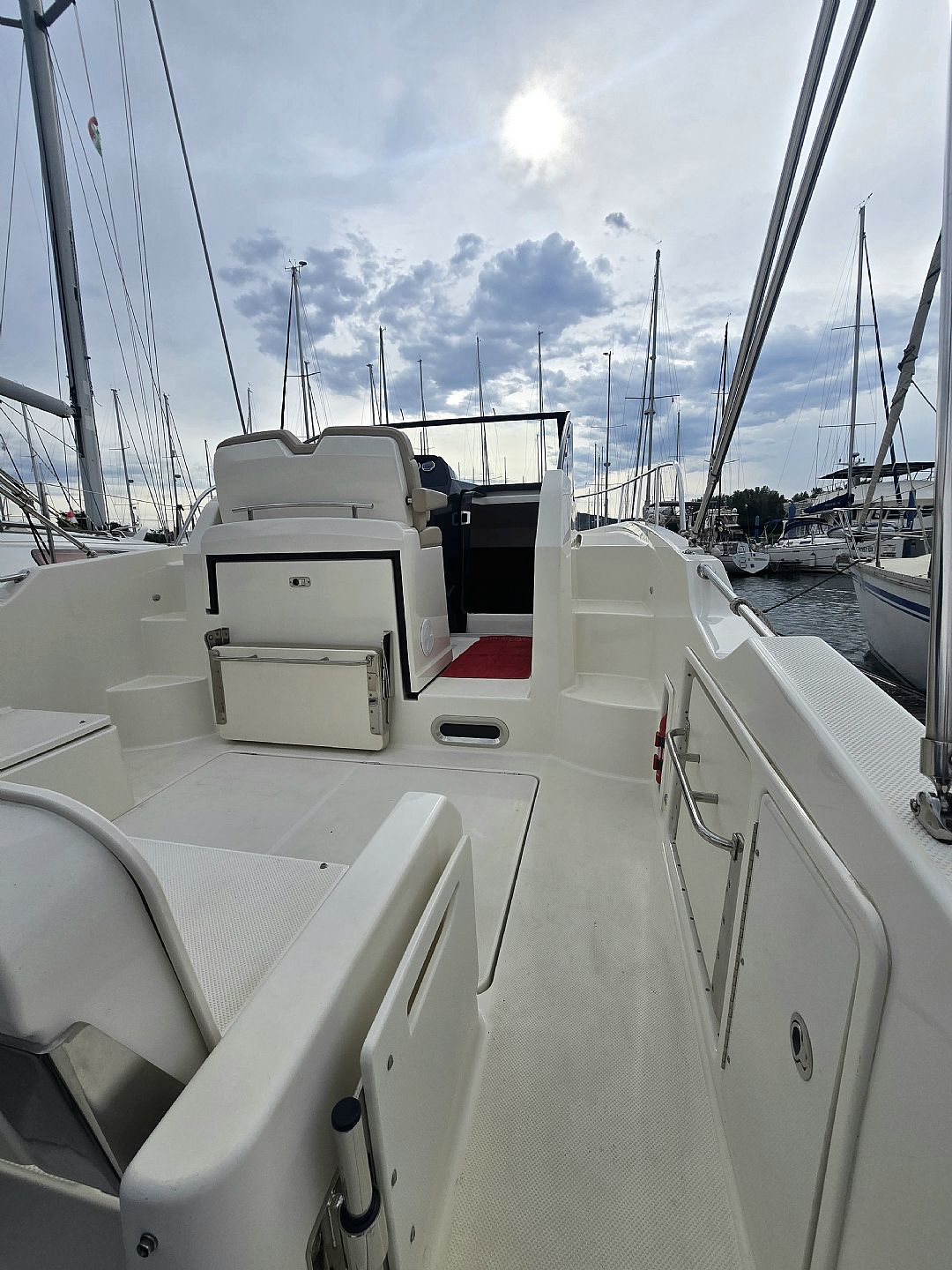 Quicksilver Activ 875 Sundeck - 2018