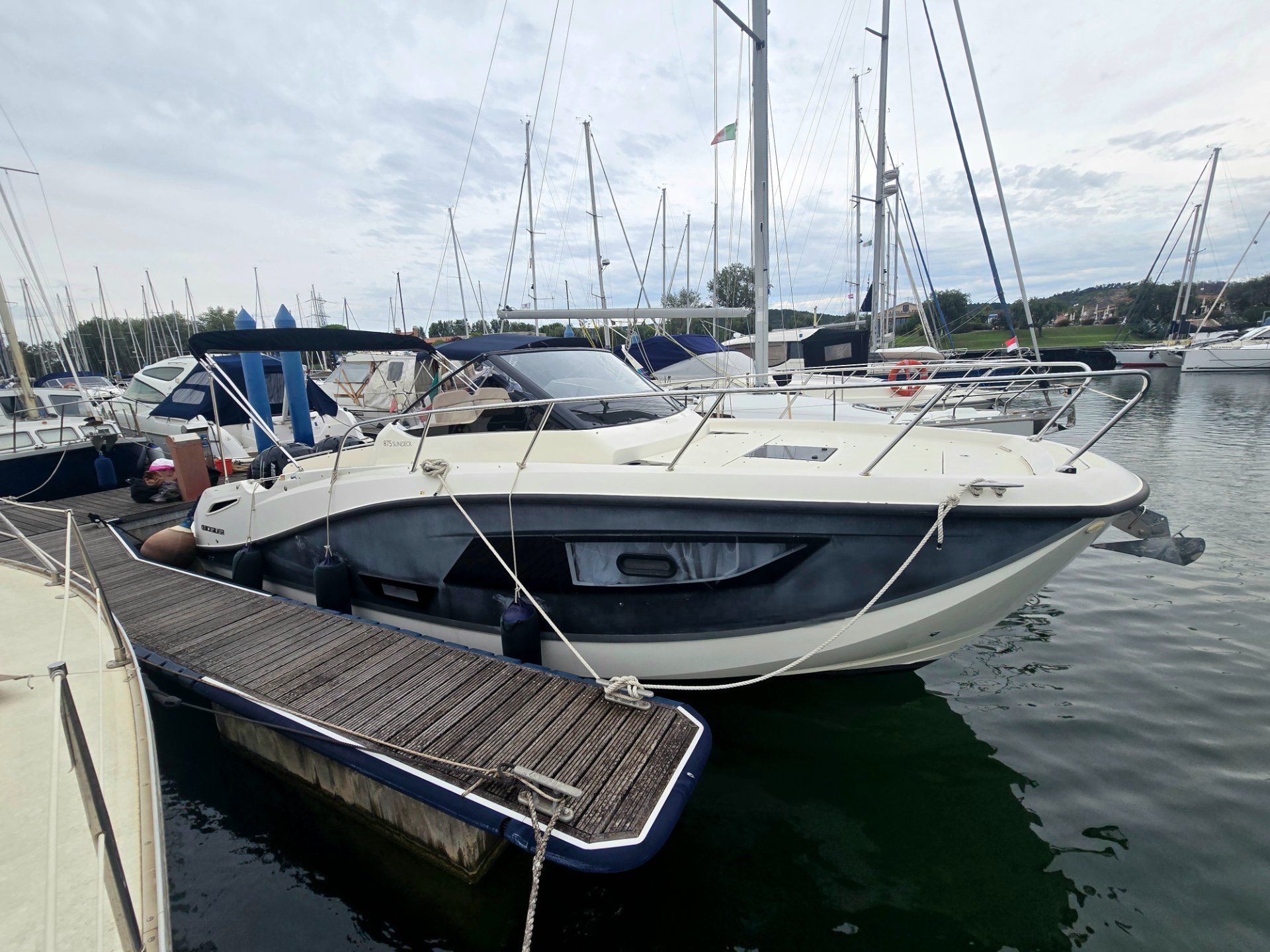 Quicksilver Activ 875 Sundeck - 2018